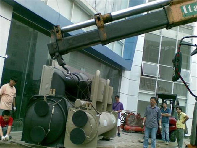 宁洱县随车吊和汽车吊的核心区别是什么？哪种更省钱？