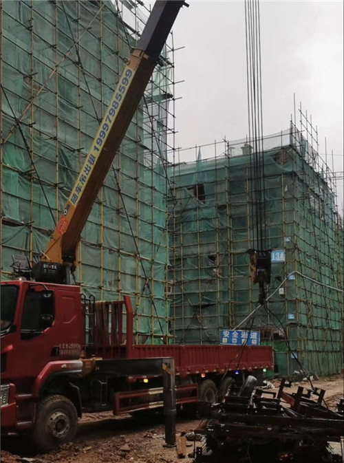 宁洱县“慢工细活”—— 吊车的 “微动控制” 技术